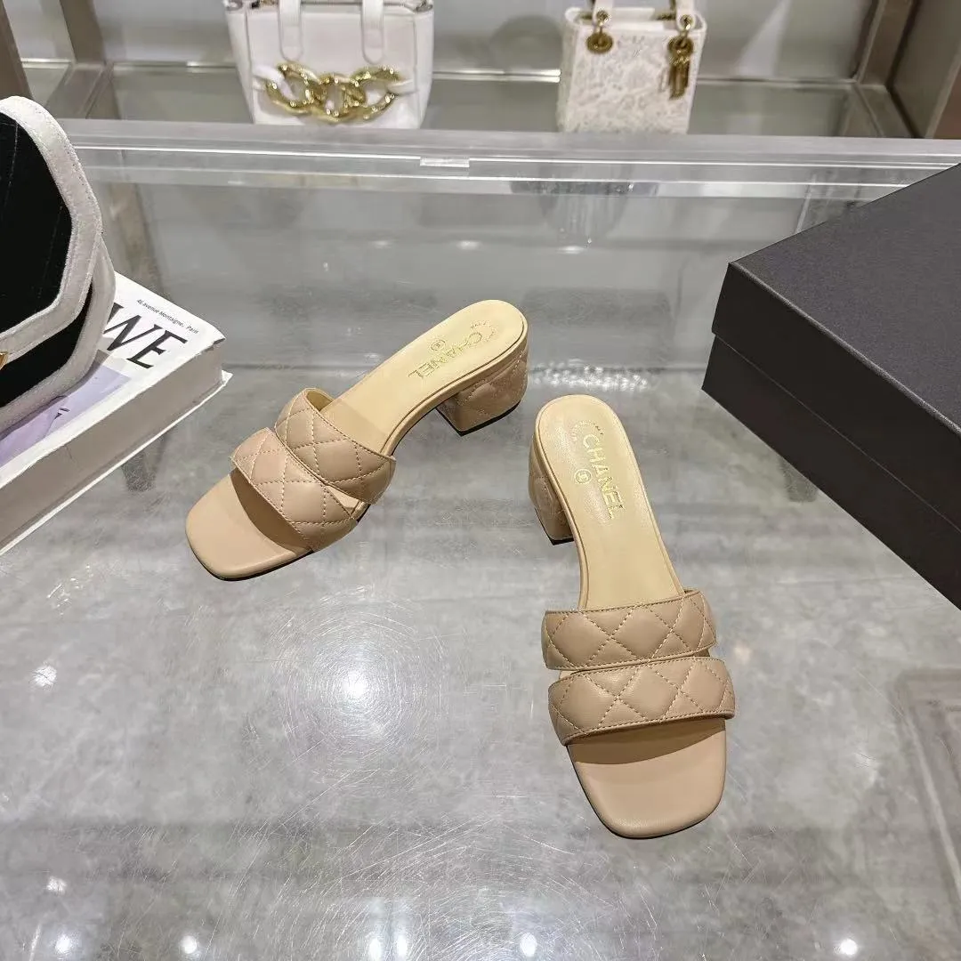 👟👟Ex-factory price 520👟👟 𝐂𝐇𝐀𝐍𝐄𝐋★Xiaoxiang New Spring and Summer Products Counter new sandals, electric embroidered Lingge’s classic elements that will never fade away 💋Showing a unique style, too beautiful to say, a must-have in summer... Upper: imported sheepskin/knitted fabric Lining: mixed sheepskin Heel height: 5cm Outsole: Italian leather outsole Shoe size: 35-39 (customized items of 40, 41 and 42 are not returnable or exchangeable)